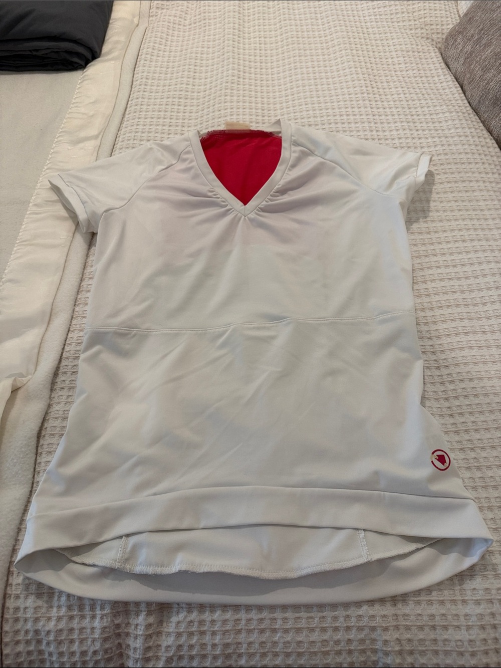 Endura Women’s White V-Neck biking jersey with pink accents. Size L.
